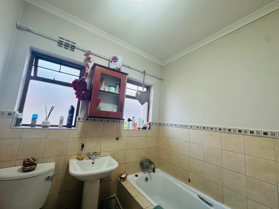To Let 3 Bedroom Property for Rent in Hillside Free State